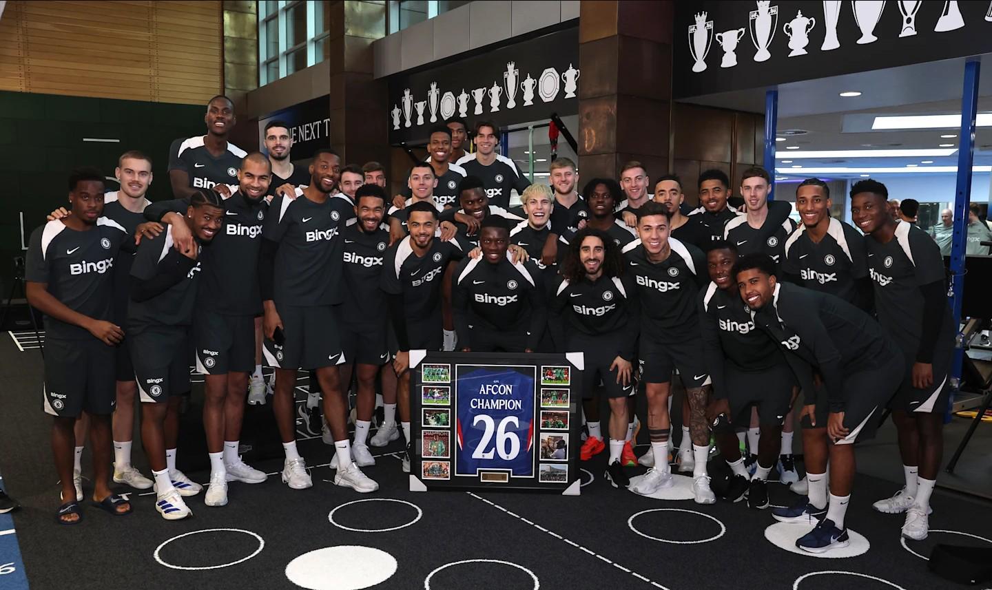 开云官方-马马杜-萨尔被召回后,切尔西球员共同祝贺他赢得非洲杯冠军